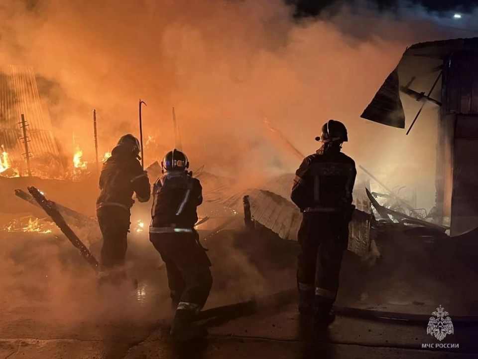 Сотрудники МЧС России ликвидировали пожар в Челябинске Сотрудники МЧС России ликвидировали пожар в Челябинске