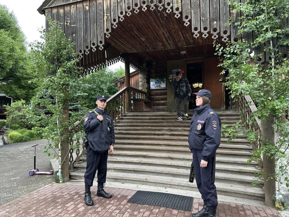 Полицейские Южного Урала обеспечили охрану общественного порядка в период празднования Святой Троицы Полицейские Южного Урала обеспечили охрану общественного порядка в период празднования Святой Троицы