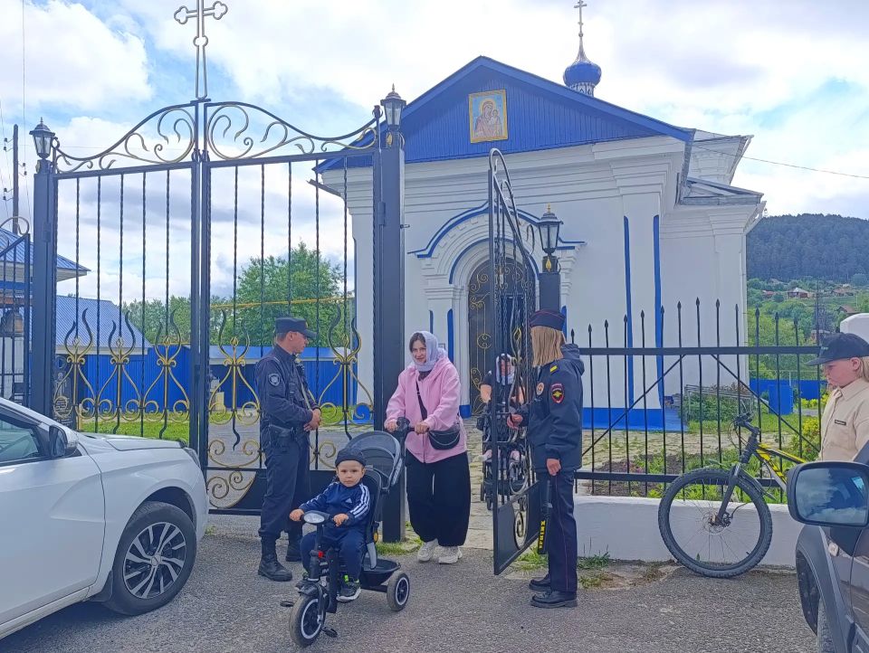 Полицейские Южного Урала обеспечили охрану общественного порядка в период празднования Святой Троицы Полицейские Южного Урала обеспечили охрану общественного порядка в период празднования Святой Троицы