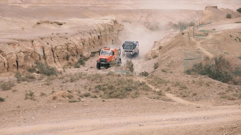 Экипаж URAL MOTORSPORT пришел на помощь соперникам из «КАМАЗ-мастер» на ралли «Taklimakan» Экипаж URAL MOTORSPORT пришел на помощь соперникам из «КАМАЗ-мастер» на ралли «Taklimakan»