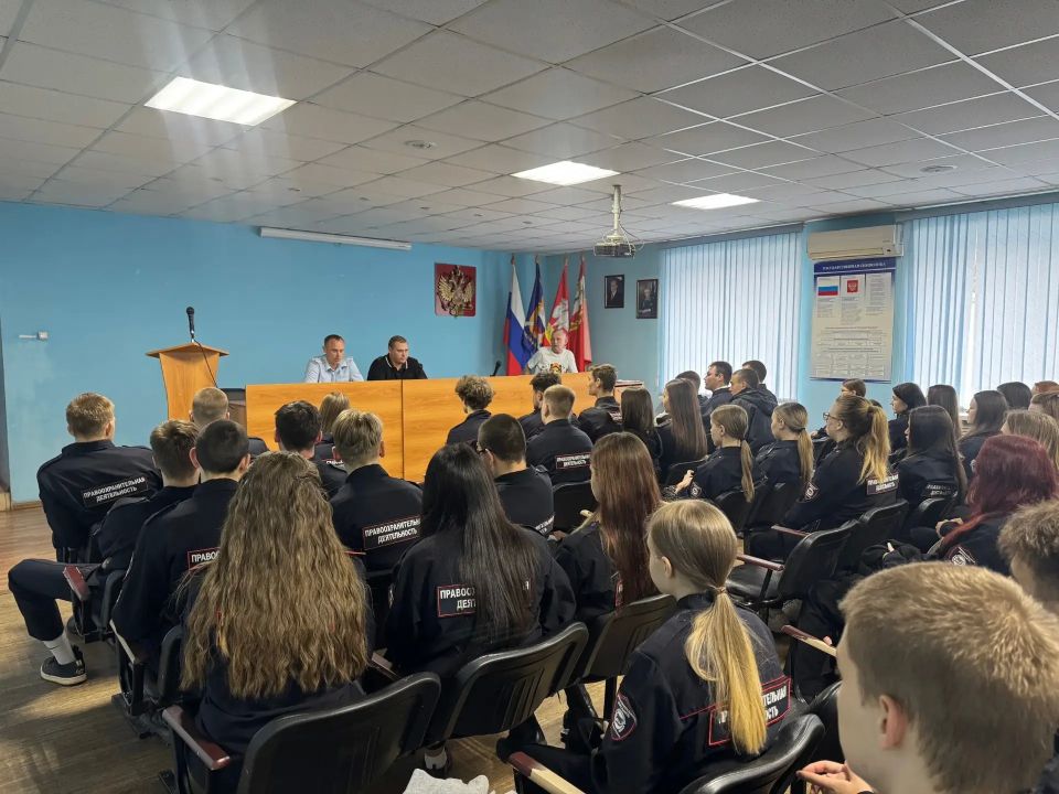 Полицейские Южного Урала провели масштабную профилактическую работу с детьми и молодёжью в преддверии летних каникул Полицейские Южного Урала провели масштабную профилактическую работу с детьми и молодёжью в преддверии летних каникул