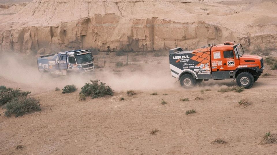 Экипаж URAL MOTORSPORT пришел на помощь соперникам из «КАМАЗ-мастер» на ралли «Taklimakan» Экипаж URAL MOTORSPORT пришел на помощь соперникам из «КАМАЗ-мастер» на ралли «Taklimakan»