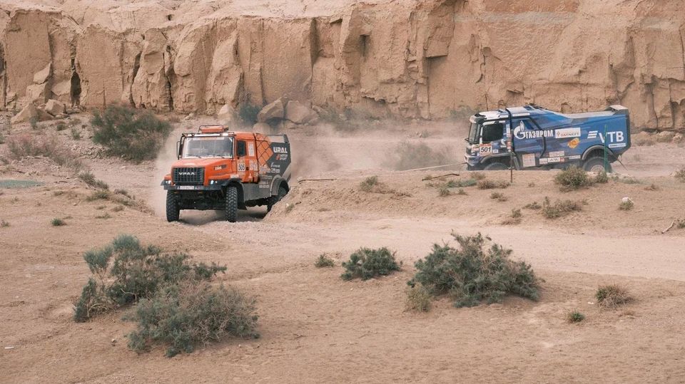 Экипаж URAL MOTORSPORT пришел на помощь соперникам из «КАМАЗ-мастер» на ралли «Taklimakan»