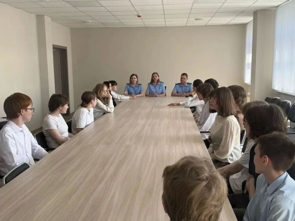 В прокуратуре Калининского района г. Челябинска состоялась экскурсия для школьников В прокуратуре Калининского района г. Челябинска состоялась экскурсия для школьников