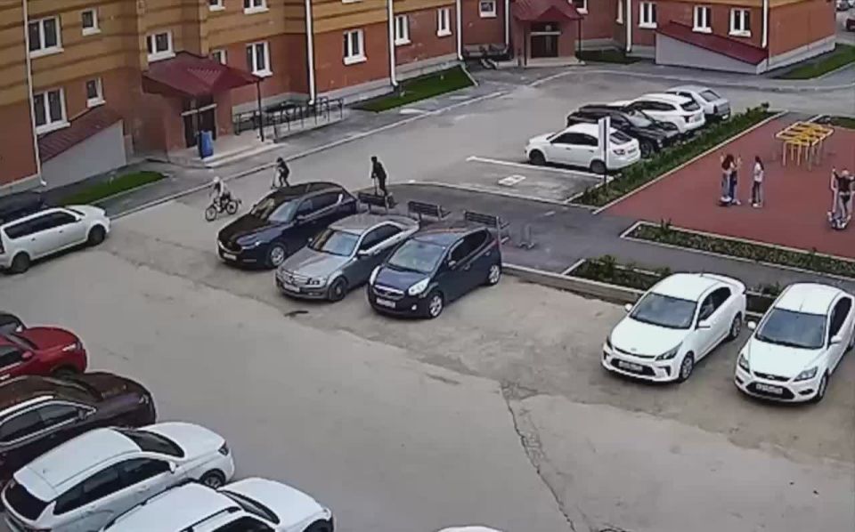На Урале пьяный водитель разнес двор и едва не задавил детей