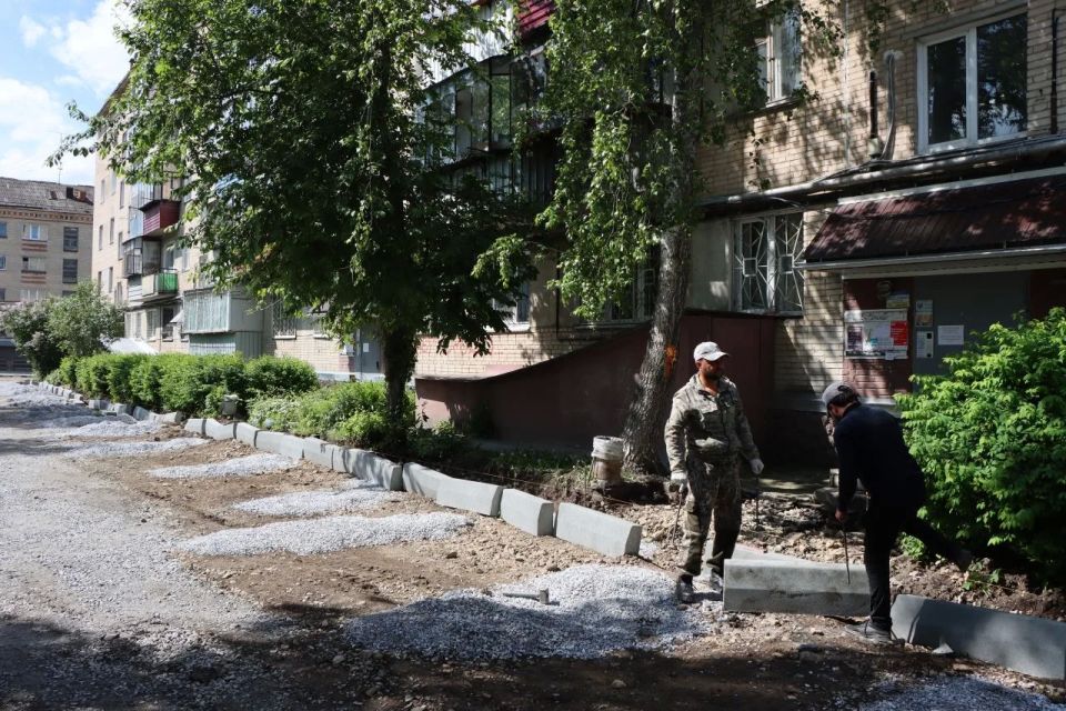 Уважаемые жители!. Продолжаем знакомить вас с ходом реализации проектов благоустройства дворовых территорий по программе инициативного бюджетирования Уважаемые жители!. Продолжаем знакомить вас с ходом реализации проектов благоустройства дворовых территорий по программе инициативного бюджетирования