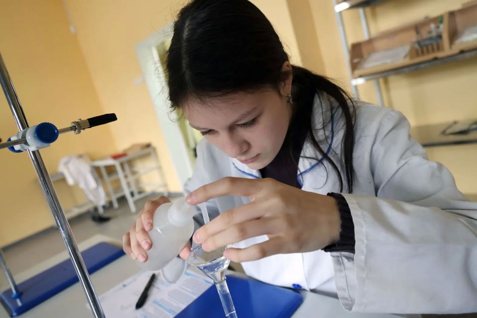 При поддержке «Маяка» в озёрском лицее открылась проектная школа по направлениям «Химический анализ» и «Медицинская химия»