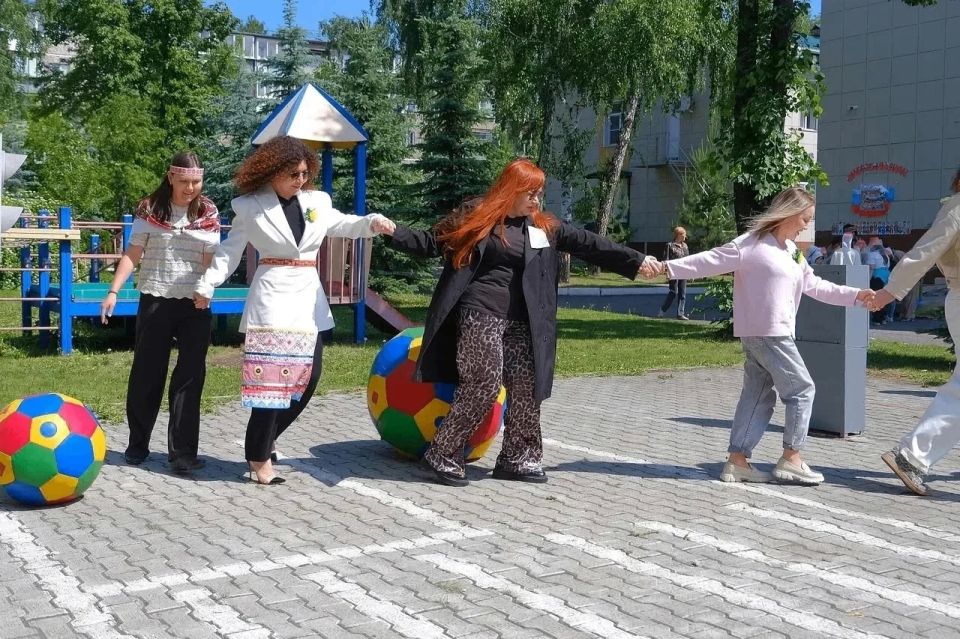 В Челябинском областном центре «Семья» состоялся фестиваль, посвященный Международному дню защиты детей и Году единства народов России В Челябинском областном центре «Семья» состоялся фестиваль, посвященный Международному дню защиты детей и Году единства народов России