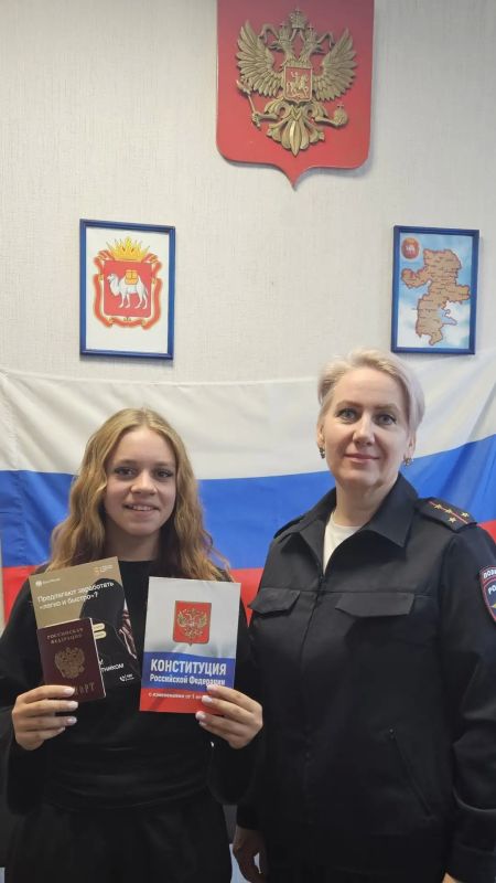В Челябинске полицейские вручили первый паспорт капитану баскетбольной команды