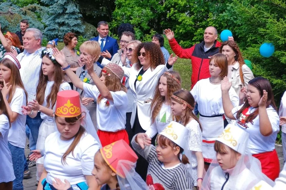 В Челябинском областном центре «Семья» состоялся фестиваль, посвященный Международному дню защиты детей и Году единства народов России В Челябинском областном центре «Семья» состоялся фестиваль, посвященный Международному дню защиты детей и Году единства народов России
