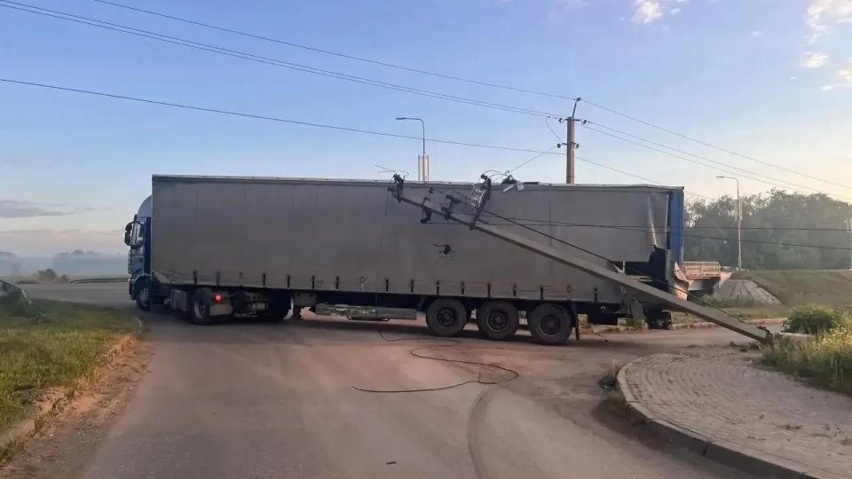 Грузовик оставил без света СНТ "Мечел" в Челябинске
