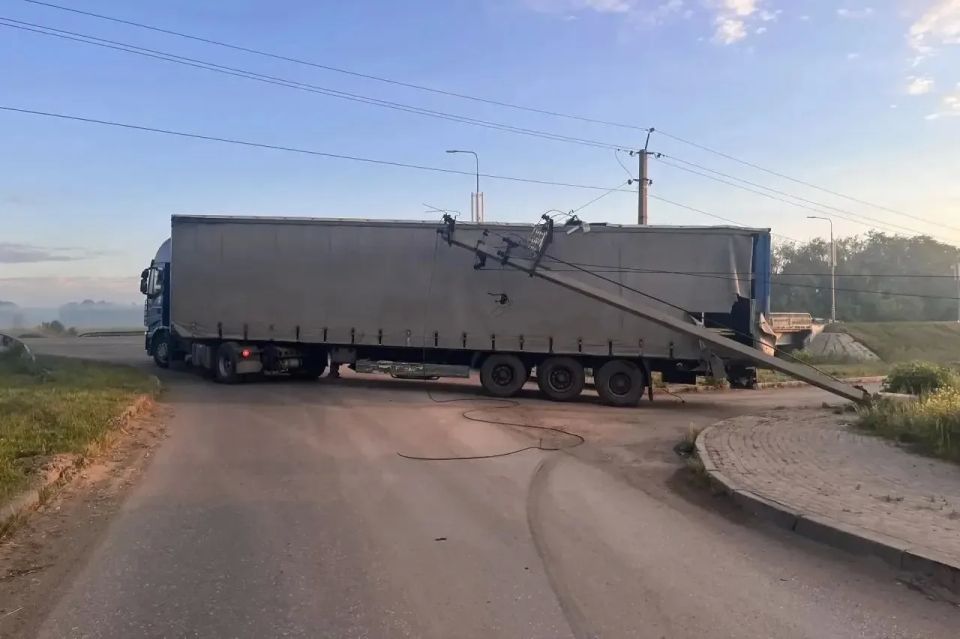Сбивший столб грузовик оставил без света садовое товарищество в Челябинске. По предварительным данным, 63-летний водитель, управляя грузовым автомобилем «Ивеко», не справился с управлением и совершил наезд на электроопору...