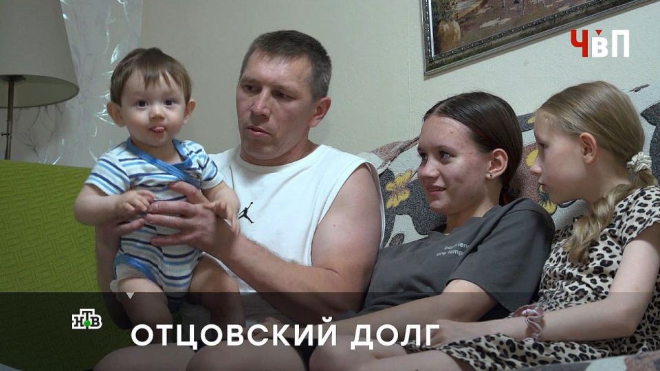 Многодетный отец из Челябинска Денис Букин полгода назад потерял жену, а недавно соседский потоп уничтожил его единственную «двушку»