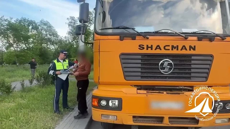 Челябинские госавтоинспекторы остановили грузовой автомобиль-нарушитель, за которым числилось 552 штрафа за нарушение ПДД