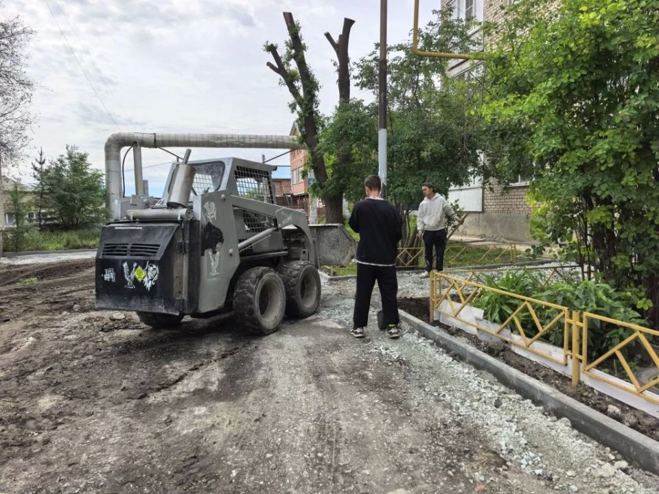 Двор на Луначарского благоустраивают Двор на Луначарского благоустраивают