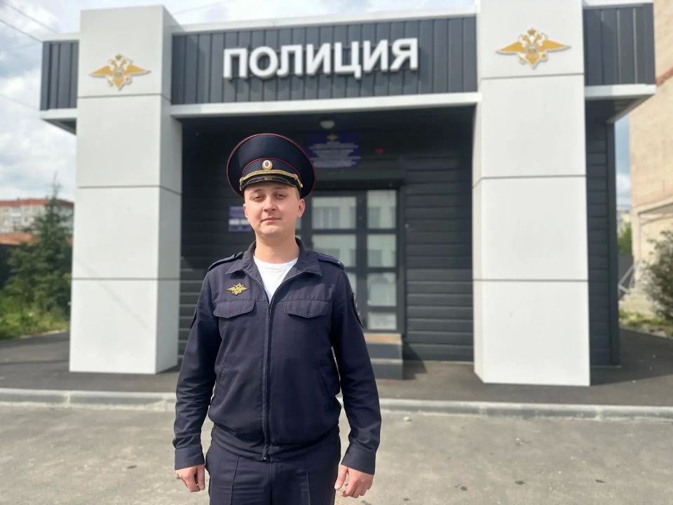 Участковый уполномоченный из Красноармейского района вынес из горящего дома документы и отбуксировал автомобиль на безопасное расстояние