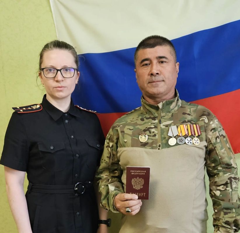 В Челябинске участник СВО из числа иностранных граждан получил российское гражданство и паспорт