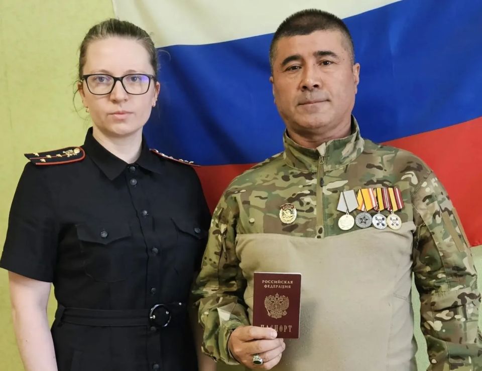В Челябинске оформили гражданство и паспорт РФ иностранному участнику СВО