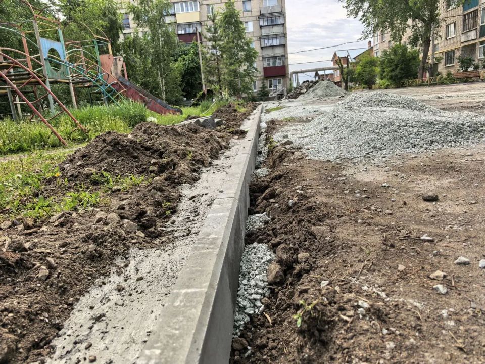 Двор на Луначарского благоустраивают