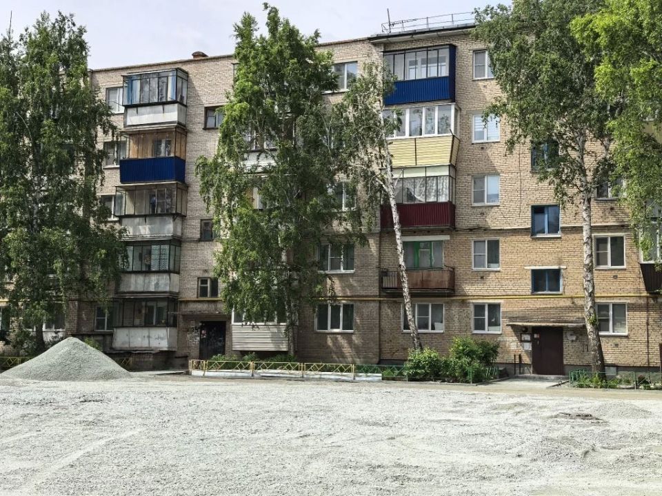 Двор на Луначарского благоустраивают Двор на Луначарского благоустраивают
