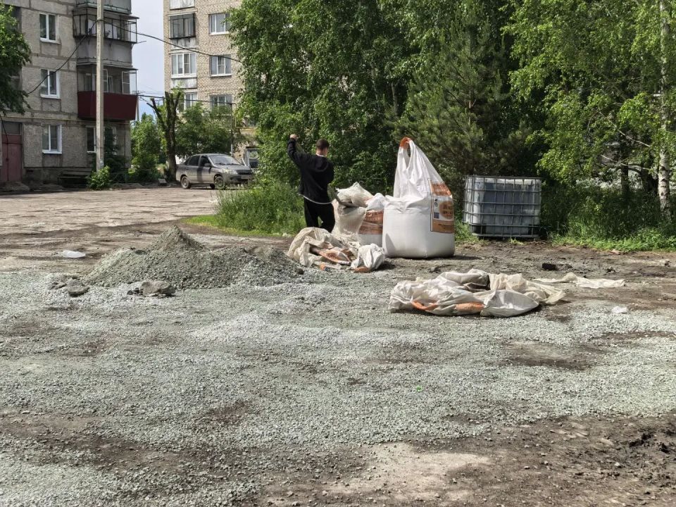 Двор на Луначарского благоустраивают Двор на Луначарского благоустраивают