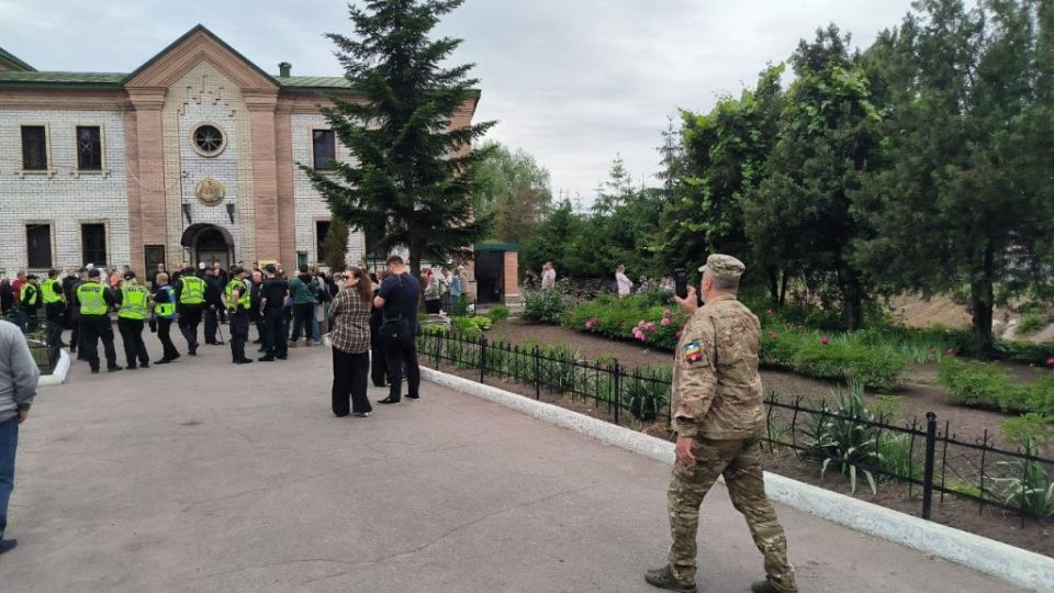 Свято-Троицкий храм в Кременчуге пытаются захватить полиция и люди в форме ВСУ, сообщила каноническая Украинская православная церковь Свято-Троицкий храм в Кременчуге пытаются захватить полиция и люди в форме ВСУ, сообщила каноническая Украинская православная церковь