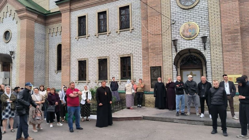 Свято-Троицкий храм в Кременчуге пытаются захватить полиция и люди в форме ВСУ, сообщила каноническая Украинская православная церковь