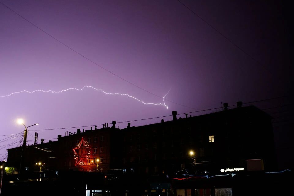 Всё, о чем предупреждали в СМС: на Челябинск обрушился ливень с грозой вечером 4 июня
