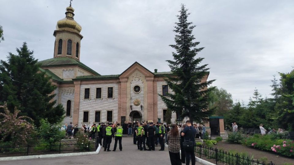 Свято-Троицкий храм в Кременчуге пытаются захватить полиция и люди в форме ВСУ, сообщила каноническая Украинская православная церковь Свято-Троицкий храм в Кременчуге пытаются захватить полиция и люди в форме ВСУ, сообщила каноническая Украинская православная церковь