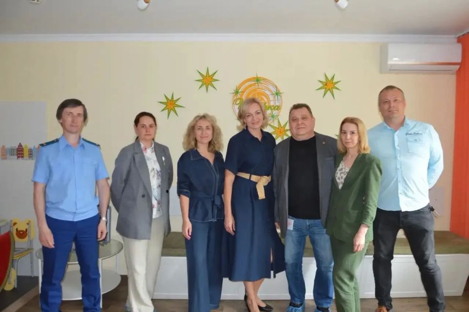 Сотрудники челябинских Минпрома и ФРП собрали и передали региональному благотворительному движению помощи онкобольным детям «Искорка Фонд» игрушки для «Коробки Храбрости»