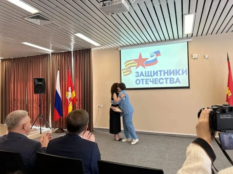 Министр социальных отношений Челябинской области поздравила филиал фонда «Защитники Отечества» с трехлетней годовщиной Три года исполнилось филиалу государственного фонда «Защитники Отечества» в Челябинской области Министр социальных отношений Челябинской области поздравила филиал фонда «Защитники Отечества» с трехлетней годовщиной Три года исполнилось филиалу государственного фонда «Защитники Отечества» в Челябинской области