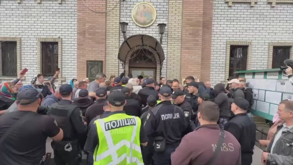 Представители раскольнической Православной церкви Украины захватили Троицкий собор канонической Украинской православной церкви