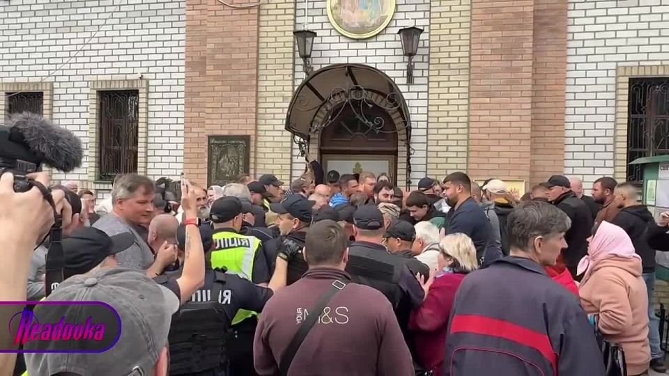 В Кременчуге сторонники ПЦУ пошли на штурм Свято-Троицкого храма