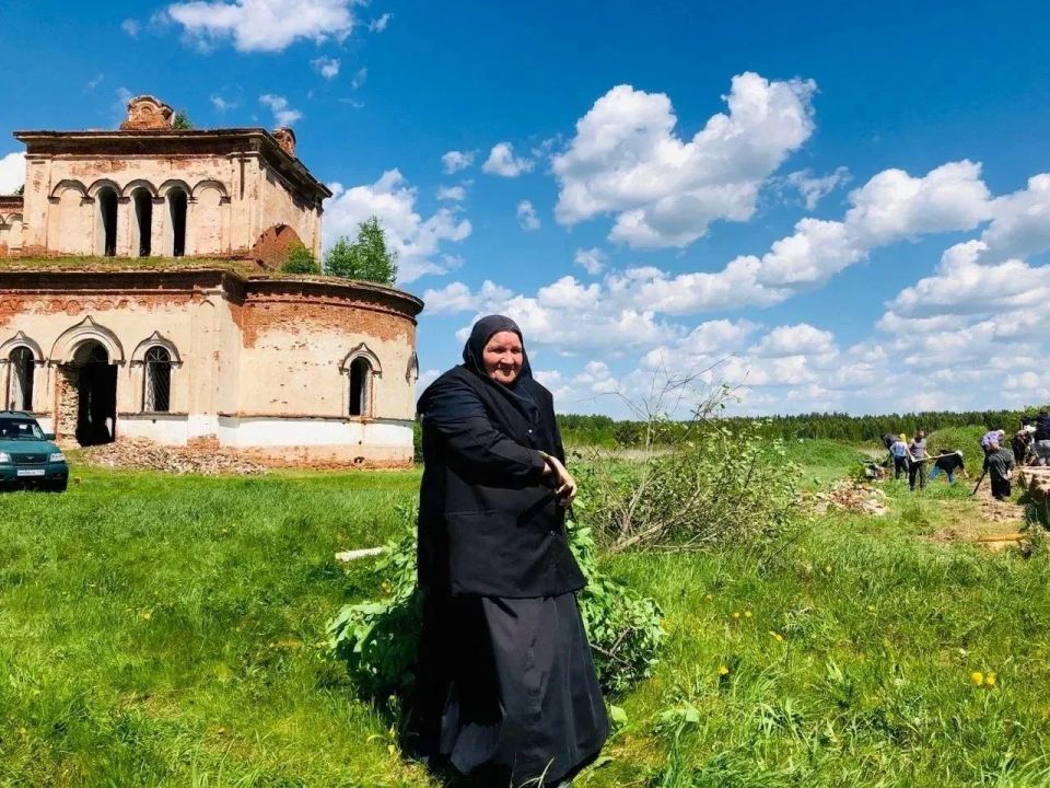 урочище Свобода под Каслями, на территории храма Симеона Верхотурского, прошел большой субботник