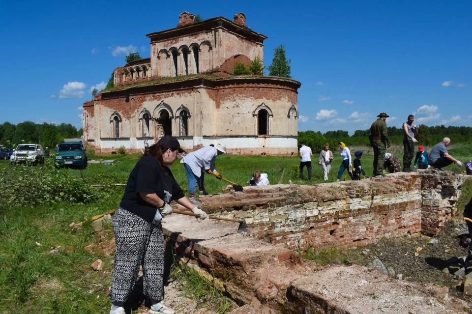урочище Свобода под Каслями, на территории храма Симеона Верхотурского, прошел большой субботник урочище Свобода под Каслями, на территории храма Симеона Верхотурского, прошел большой субботник