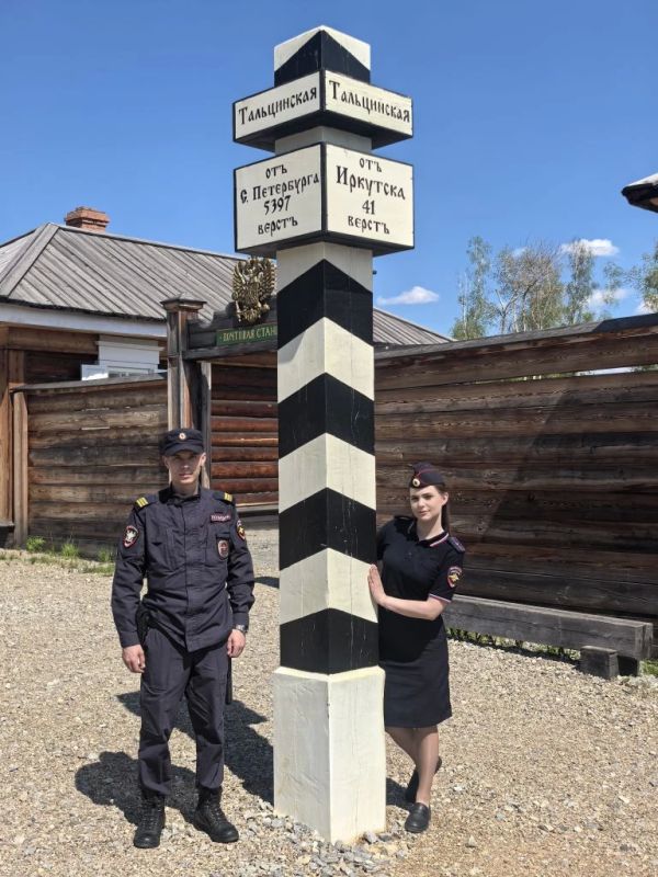 Сегодня в рамках акции "Моя полиция - моя Россия" в роли экскурсоводов снова сотрудники Иркутского ЛО МВД России на воздушном транспорте - оперуполномоченный линотдела Алина Кашкина и полицейский отдельного взвода...
