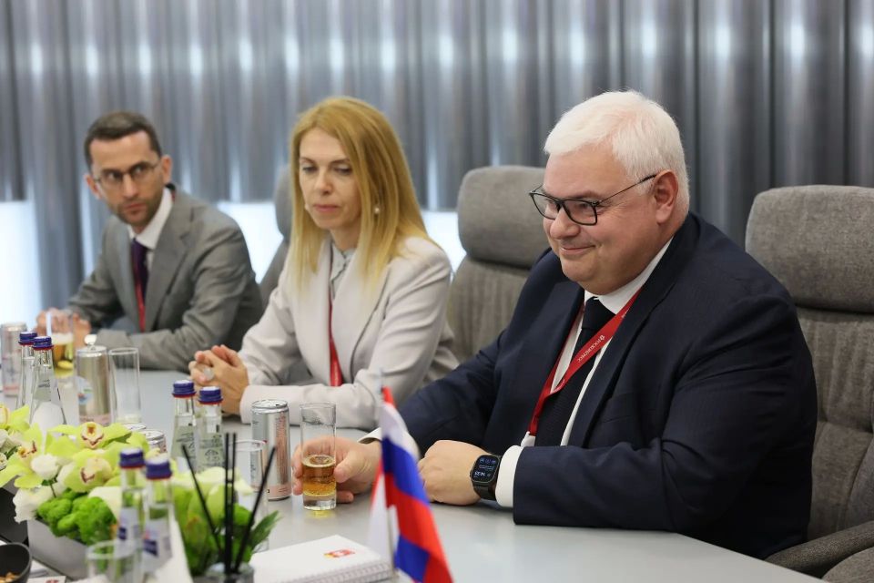 На ПМЭФ состоялась встреча представителей правительства Челябинской области с руководством Т-Банка и Группы «Т-Технологии» На ПМЭФ состоялась встреча представителей правительства Челябинской области с руководством Т-Банка и Группы «Т-Технологии»