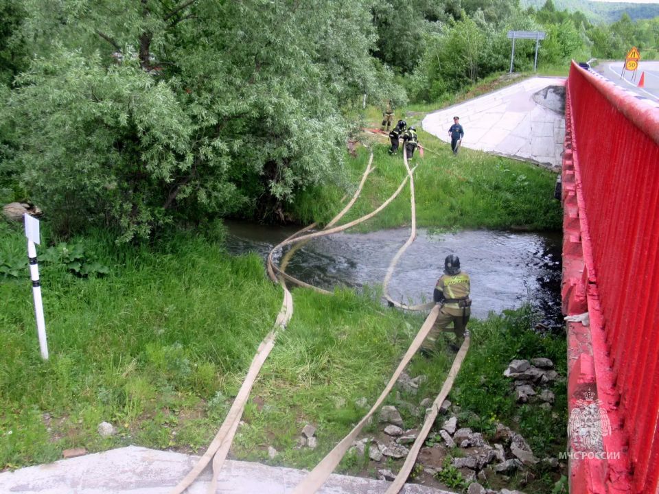 Огнеборцы МЧС России ликвидировали возгорание в лесном массиве вдали от источников водоснабжения Огнеборцы МЧС России ликвидировали возгорание в лесном массиве вдали от источников водоснабжения