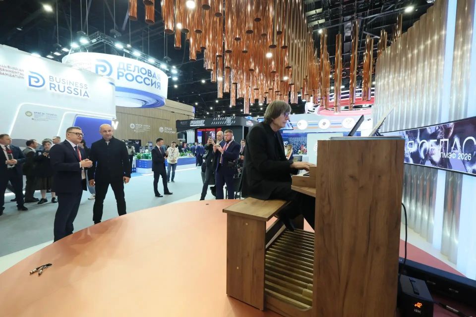 Полпред Артем Жога посетил стенд Челябинской области на ПМЭФ-2026 Полпред Артем Жога посетил стенд Челябинской области на ПМЭФ-2026