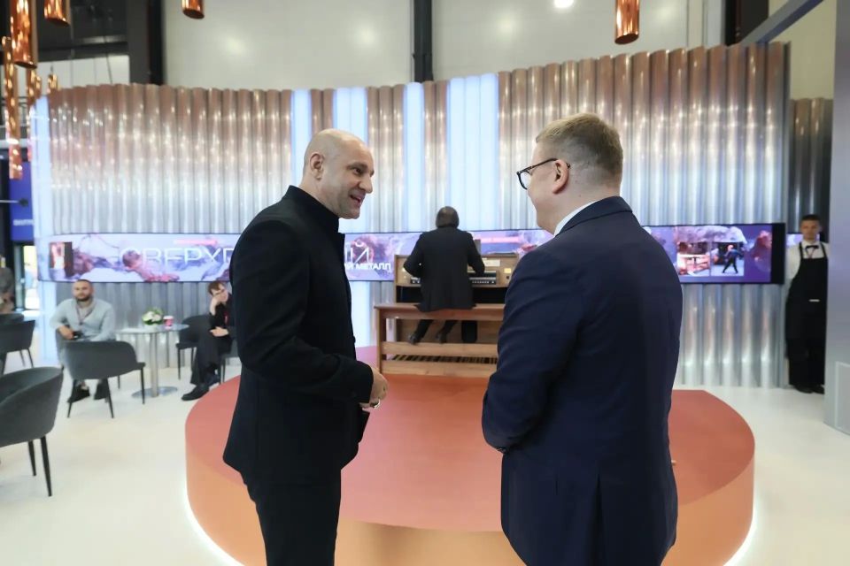 Полпред Артем Жога посетил стенд Челябинской области на ПМЭФ-2026