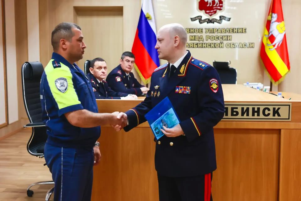 Начальник ГУ МВД области Сергей Космачев наградил отличившихся сотрудников