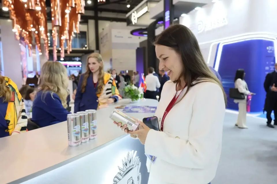 Основным смысловым элементом стенда Челябинской области на ПМЭФ-2026 является зона демонстрации универсального промышленного робота-манипулятора - модель RusRobot RR6-6900 (Прототип), которая призвана продемонстрировать... Основным смысловым элементом стенда Челябинской области на ПМЭФ-2026 является зона демонстрации универсального промышленного робота-манипулятора - модель RusRobot RR6-6900 (Прототип), которая призвана продемонстрировать...