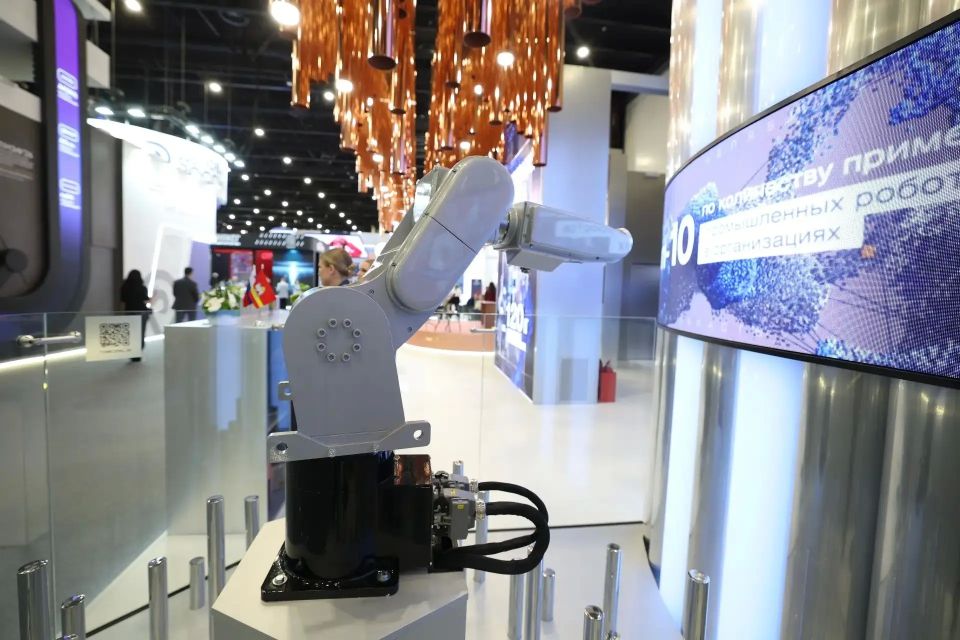 Полпред Артем Жога посетил стенд Челябинской области на ПМЭФ-2026 Полпред Артем Жога посетил стенд Челябинской области на ПМЭФ-2026