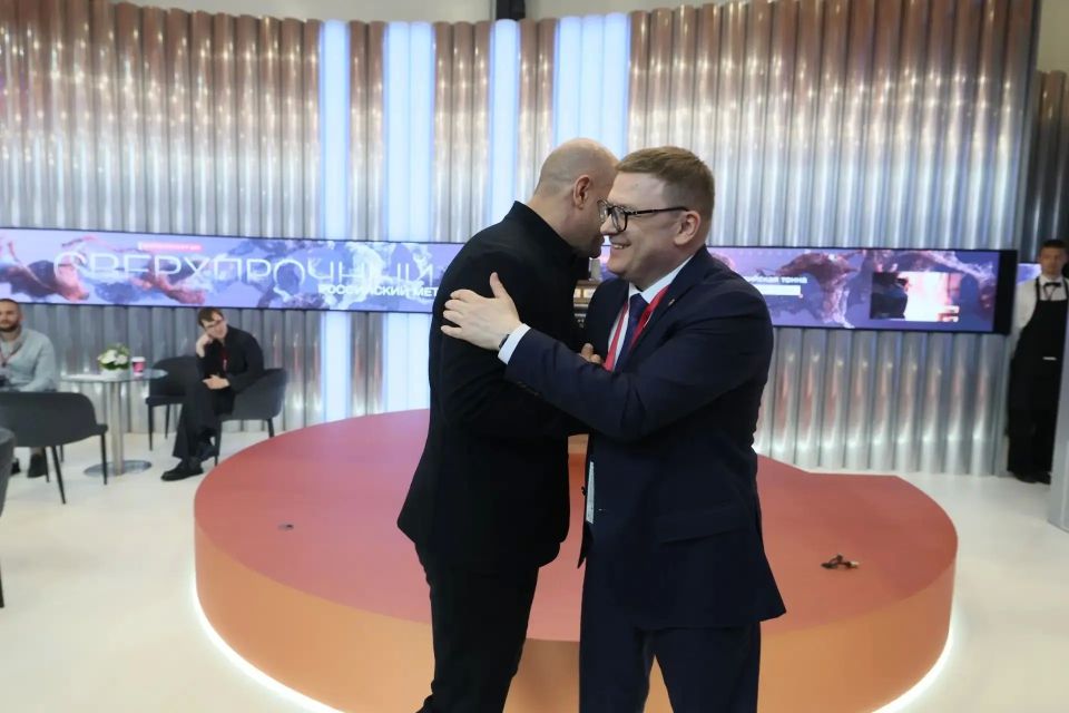 Полпред Артем Жога посетил стенд Челябинской области на ПМЭФ-2026 Полпред Артем Жога посетил стенд Челябинской области на ПМЭФ-2026