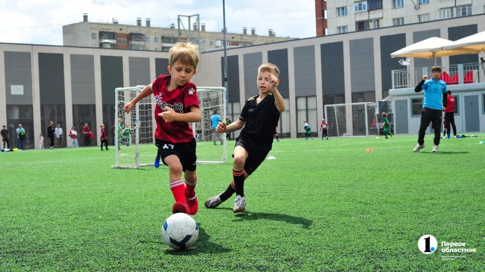 В Челябинске спортивный сезон открыли 42 детские футбольные команды
