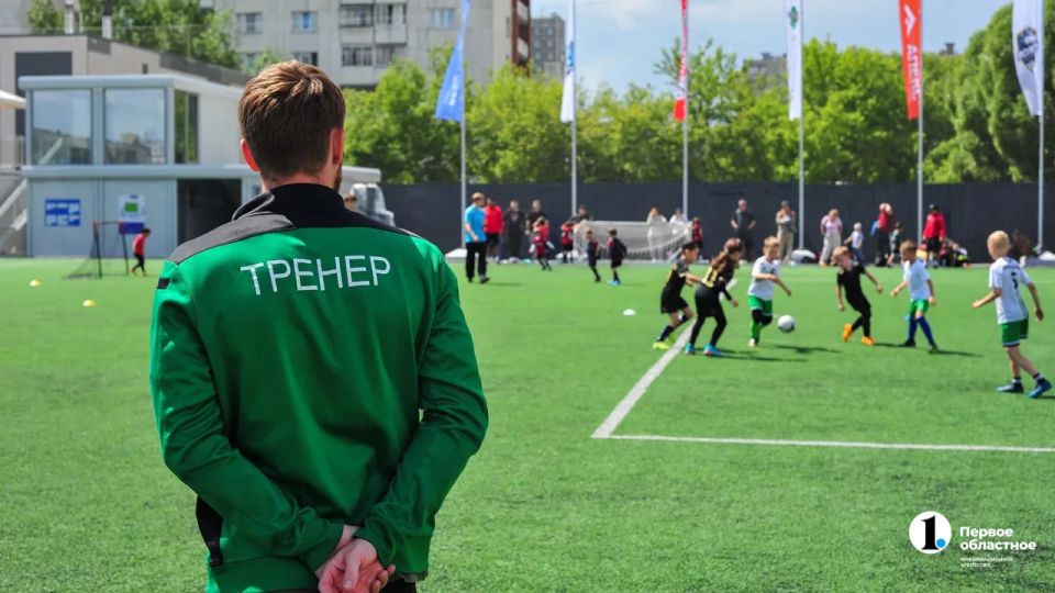 В Челябинске спортивный сезон открыли 42 детские футбольные команды В Челябинске спортивный сезон открыли 42 детские футбольные команды