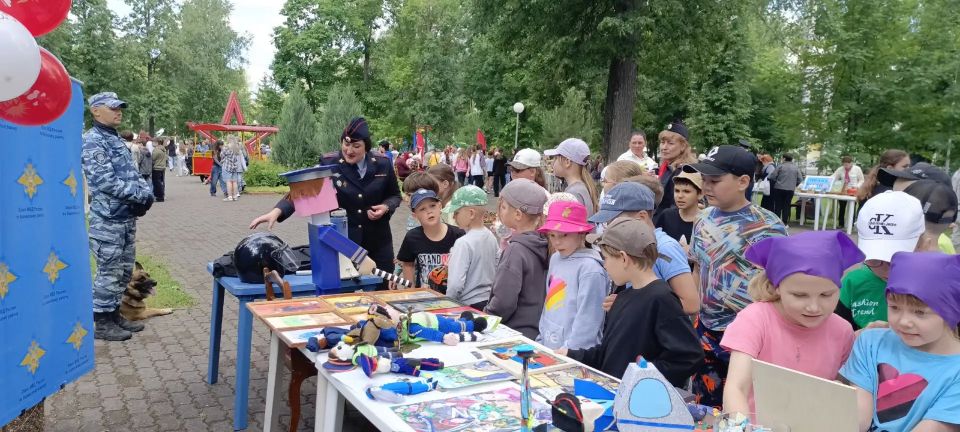Ко Дню защиты детей полицейские Челябинской области провели для юных южноуральцев цикл просветительских мероприятий Ко Дню защиты детей полицейские Челябинской области провели для юных южноуральцев цикл просветительских мероприятий