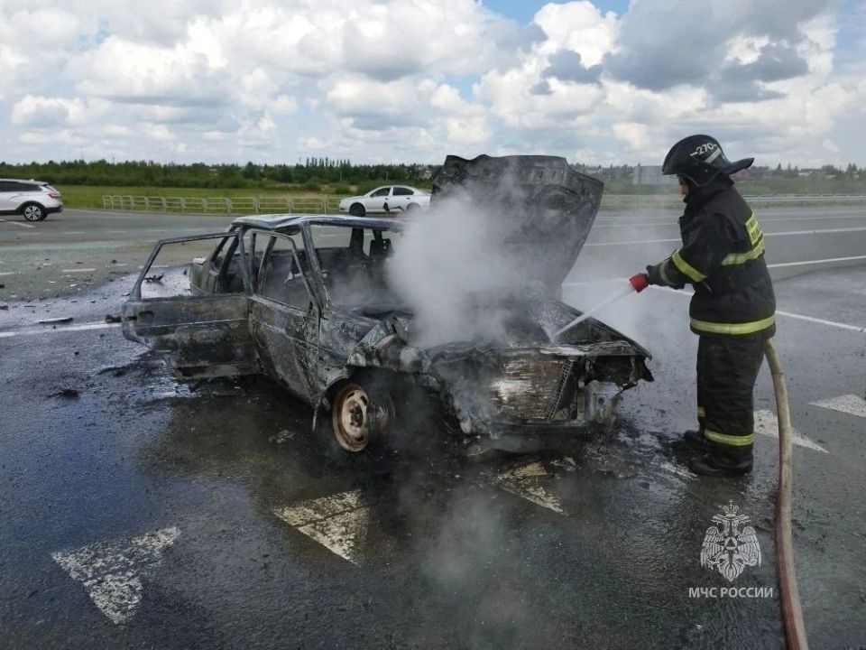 Сотрудники МЧС России ликвидировали последствия ДТП Сотрудники МЧС России ликвидировали последствия ДТП