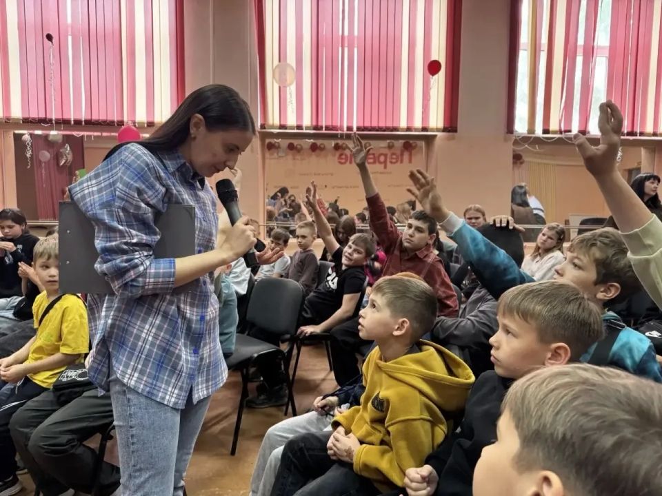 В Златоусте сотрудники Госавтоинспекции и центр ЮИД провели для школьников мероприятие по безопасности дорожного движения