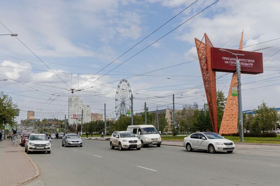 А вдруг снова ураган? В Челябинске проверят на прочность рекламные щиты